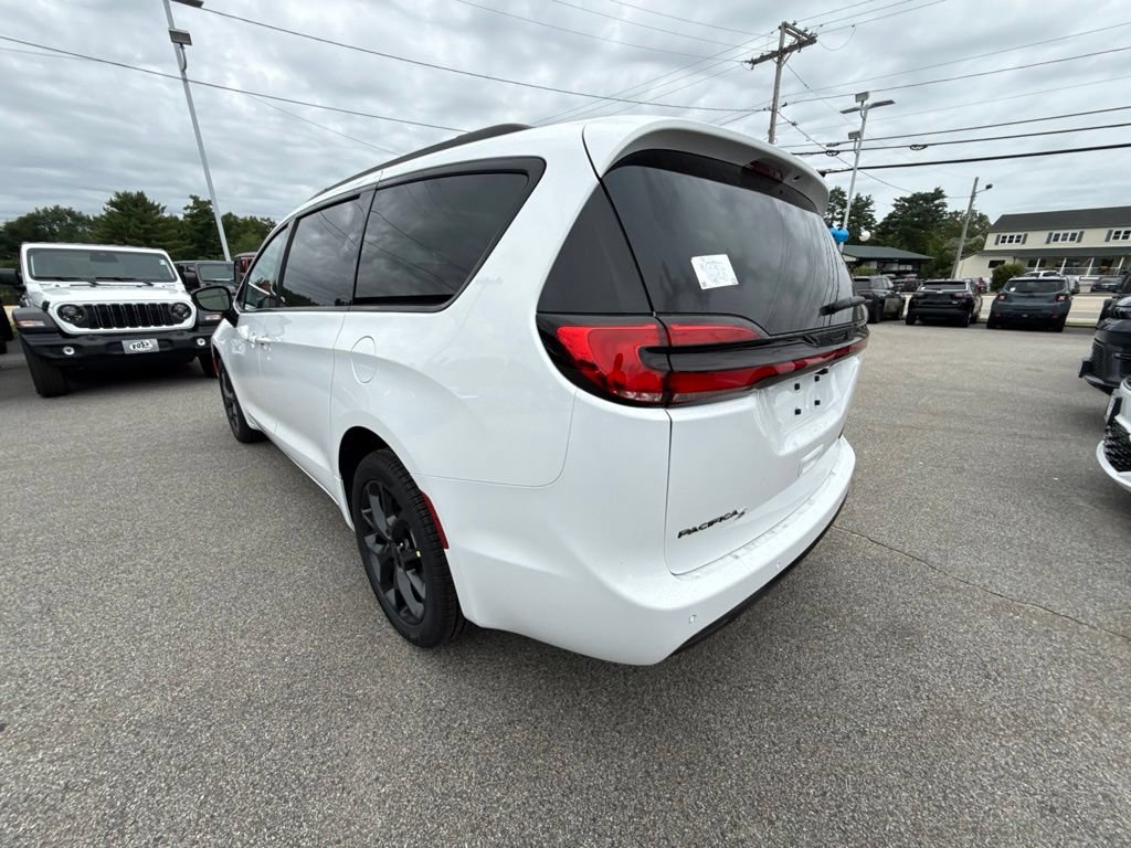 New 2027 Chrysler Pacifica Limited AWD/4WD image 3