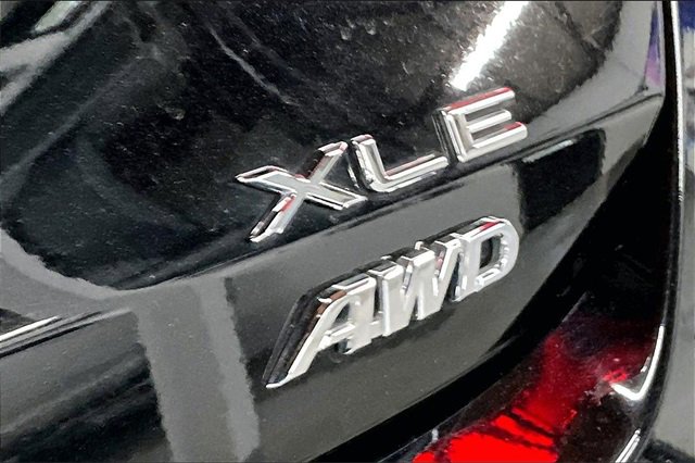 Used 2021 Toyota Avalon XLE w/ Moonroof Package image 24