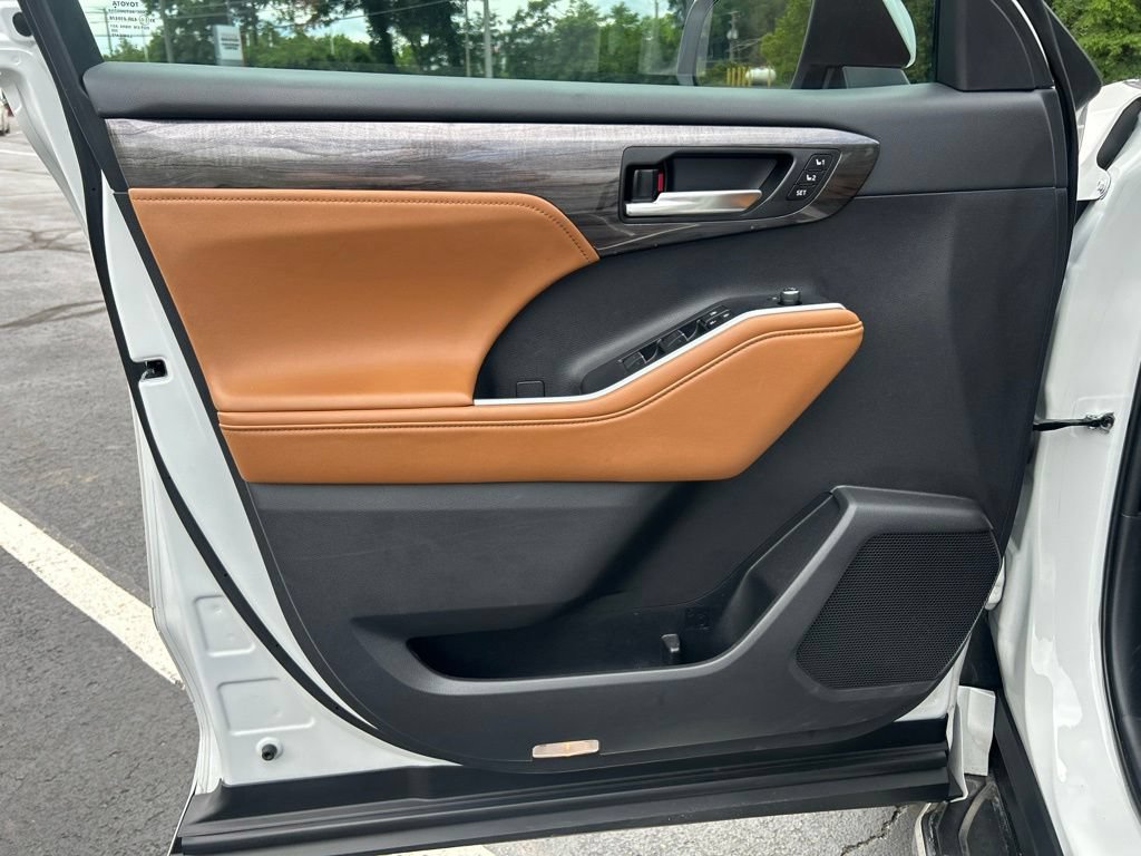 Certified 2024 Toyota Highlander Platinum AWD/4WD image 10