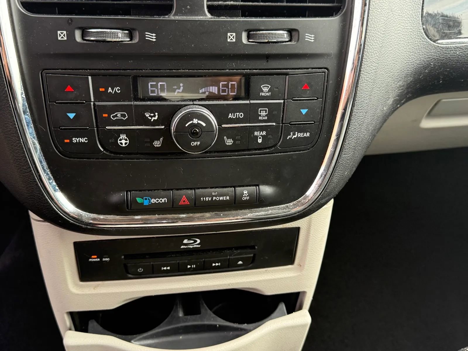 Used 2014 Chrysler Town & Country Limited image 23