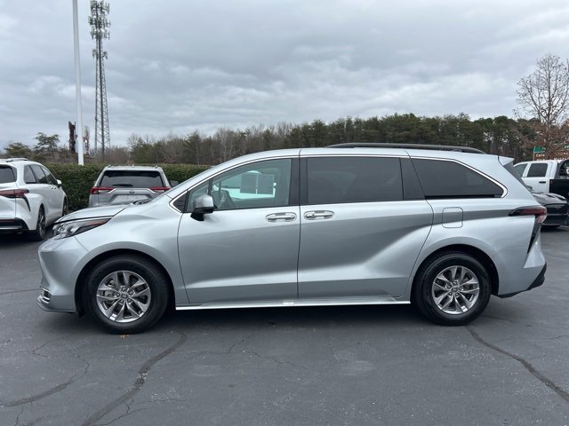 Used 2024 Toyota Sienna XLE image 10