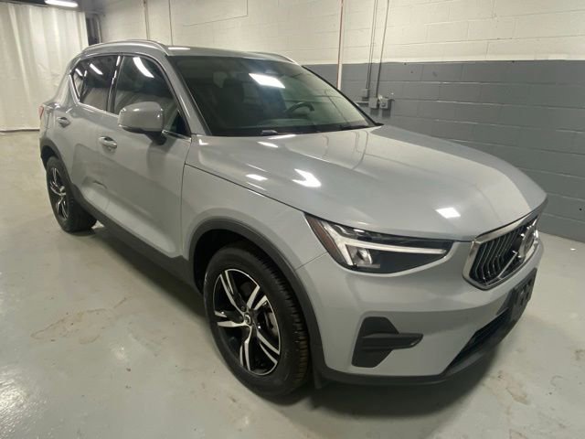 Used 2025 Volvo XC40 B5 Core AWD/4WD image 4