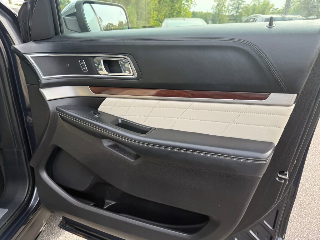 Used 2017 Ford Explorer Platinum image 32