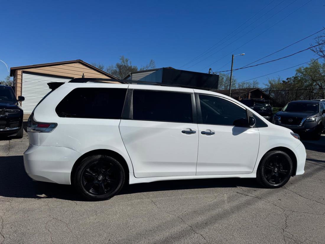 Used 2020 Toyota Sienna SE Premium w/ Nightshade Edition image 4