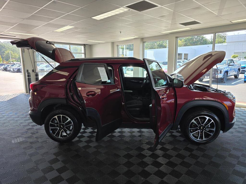 Used 2025 Chevrolet TrailBlazer LT AWD/4WD image 17