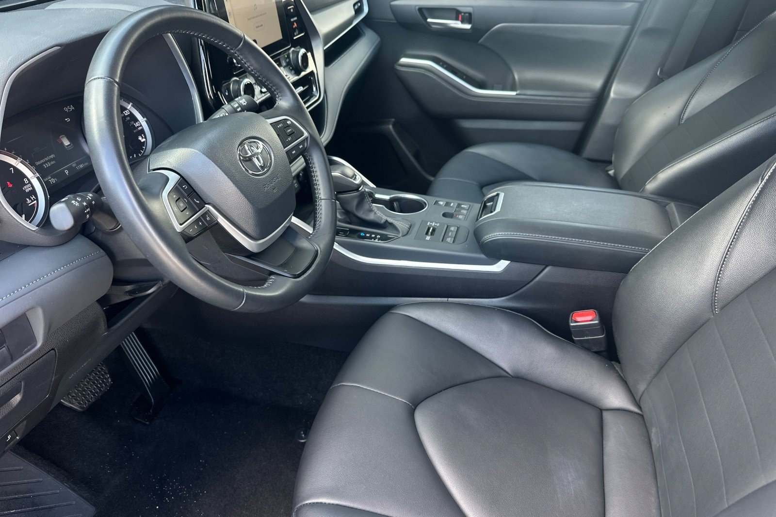 Used 2026 Toyota Highlander XLE AWD/4WD image 4
