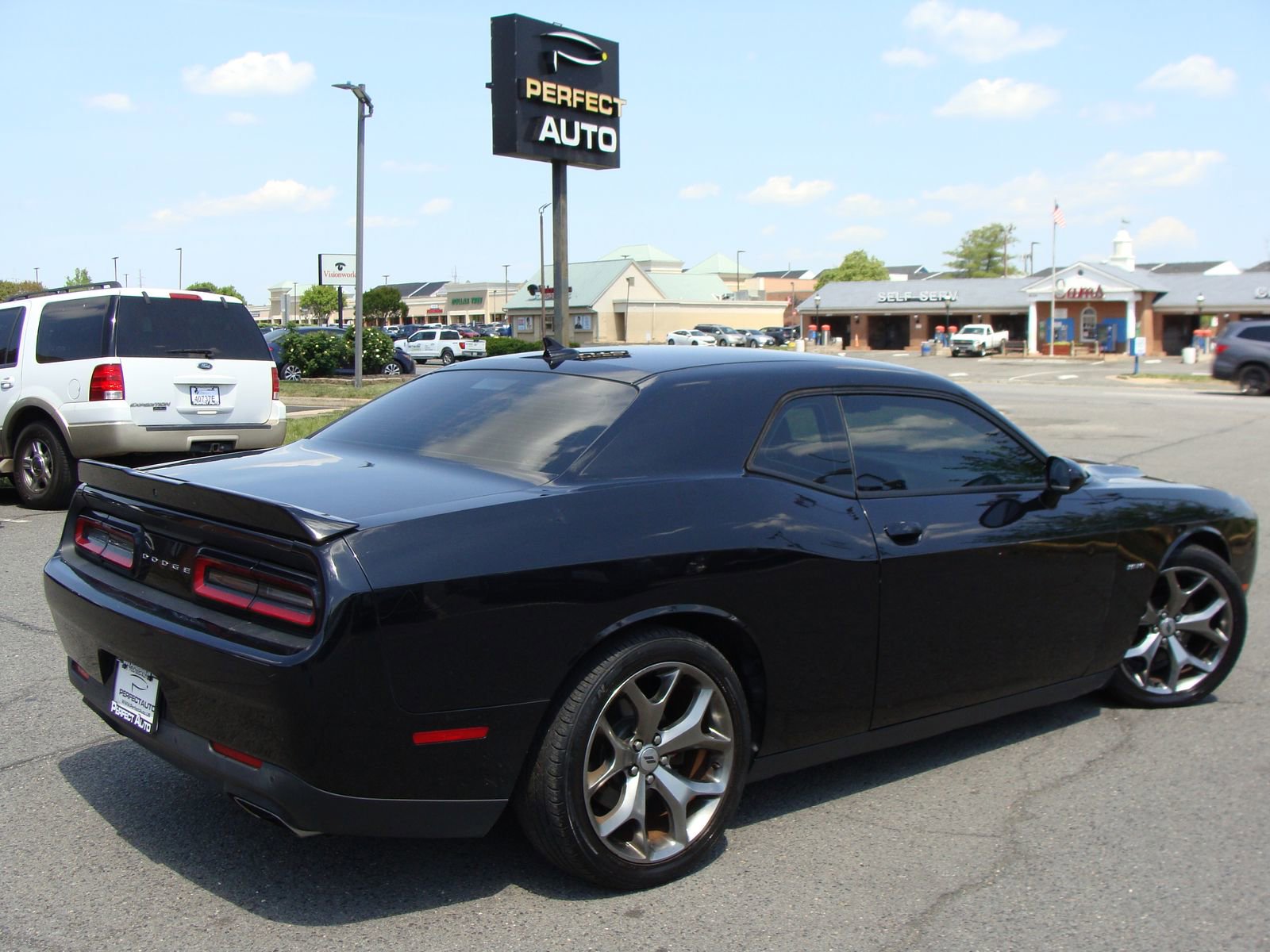 Used 2017 Dodge Challenger R/T w/ Driver Convenience Group RWD image 6