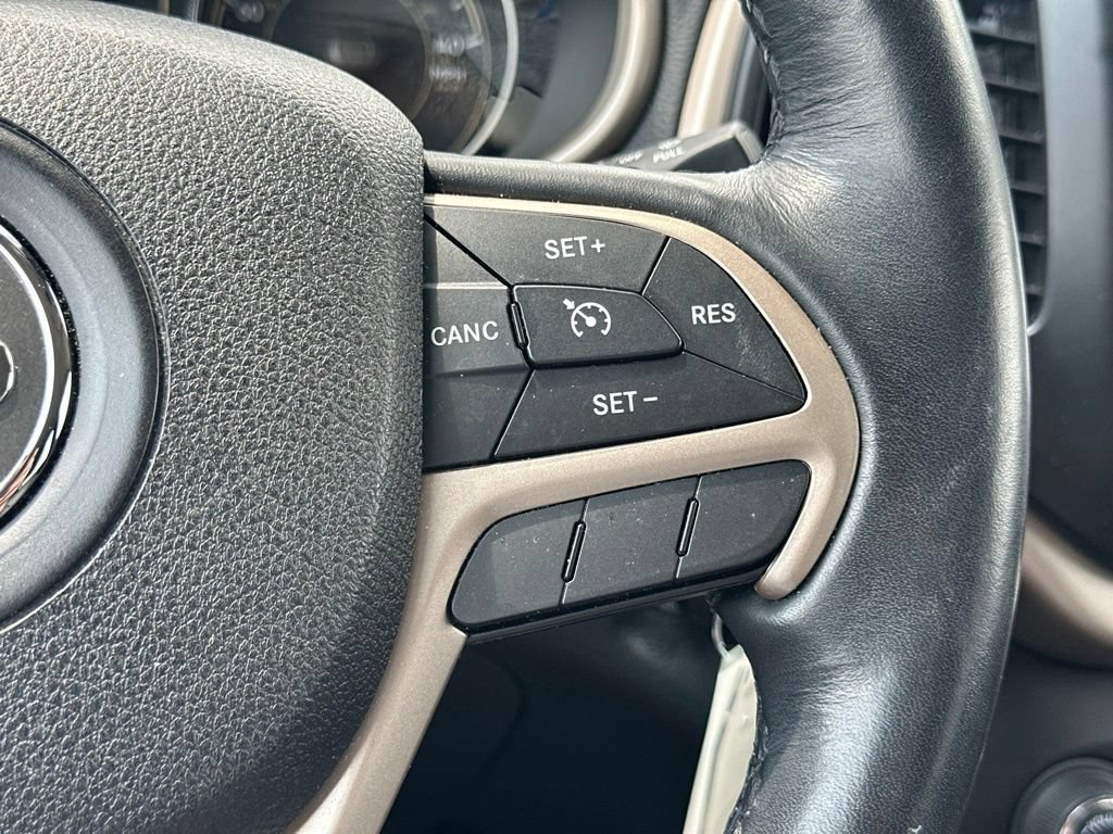 Used 2016 Jeep Cherokee Latitude w/ Cold Weather Group AWD/4WD image 22