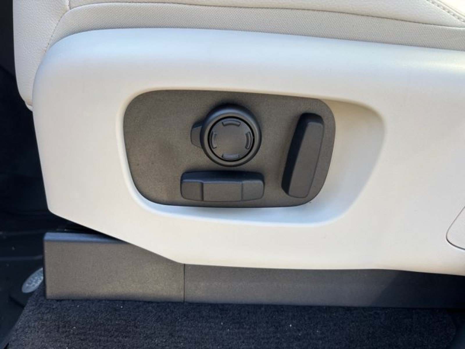 Certified 2025 Land Rover Discovery S AWD/4WD image 11