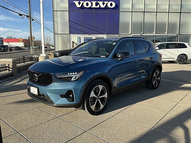 Used 2025 Volvo XC40 B5 Plus image 3