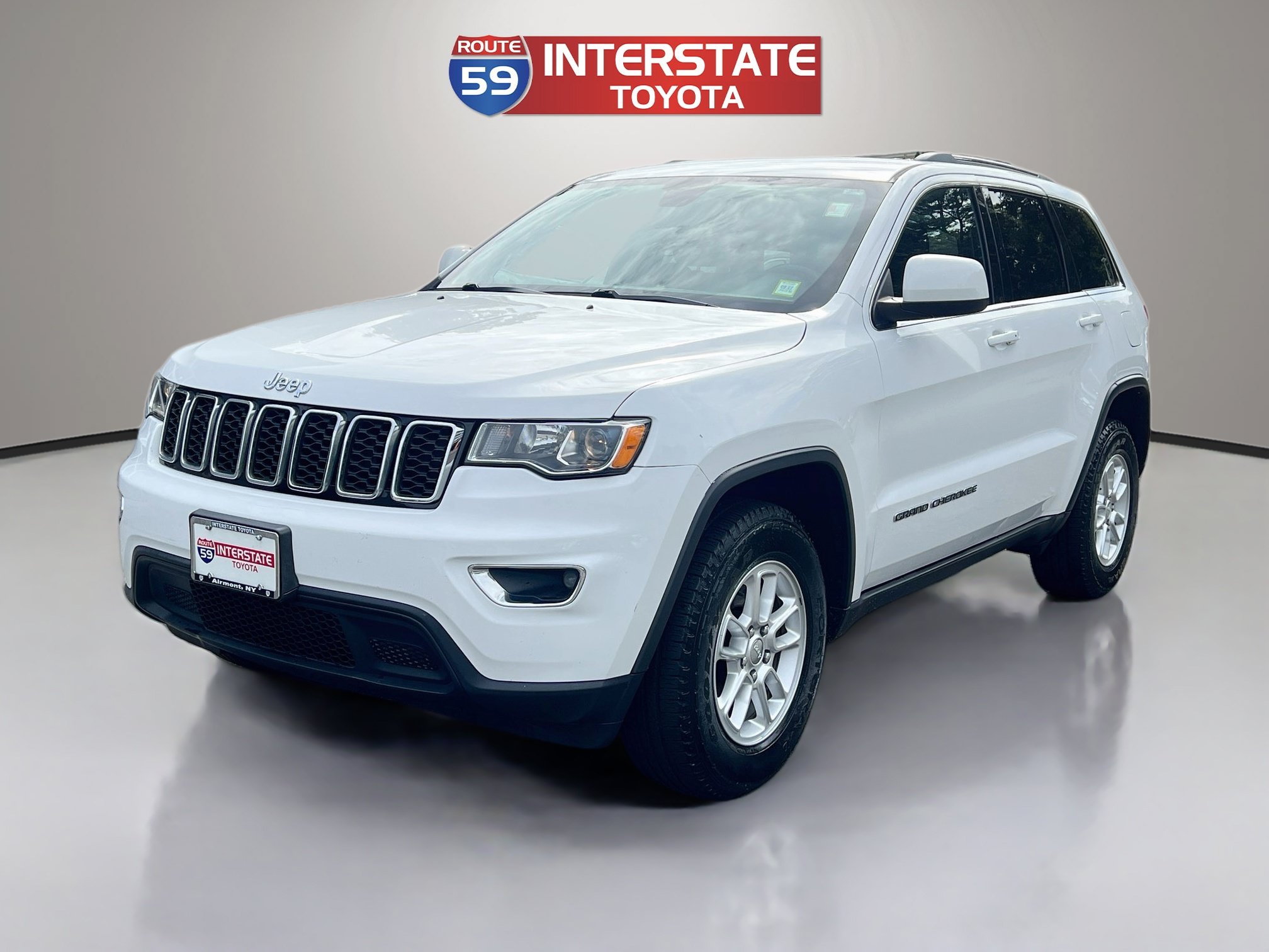 Used 2019 Jeep Grand Cherokee Laredo AWD/4WD image 3