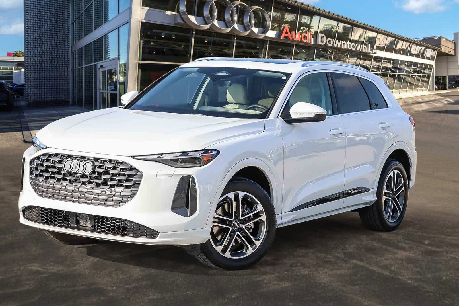 Used 2025 Audi Q5 Premium w/ Convenience Package image 1