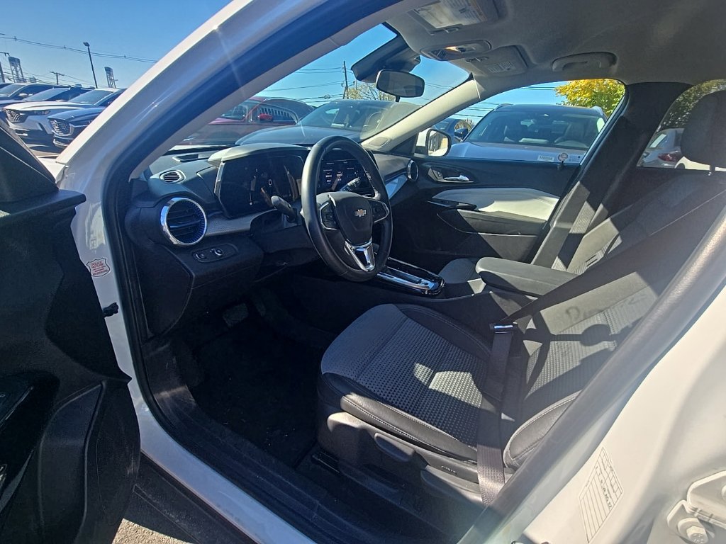 Used 2025 Chevrolet Trax LT w/ LT Convenience Package FWD image 6