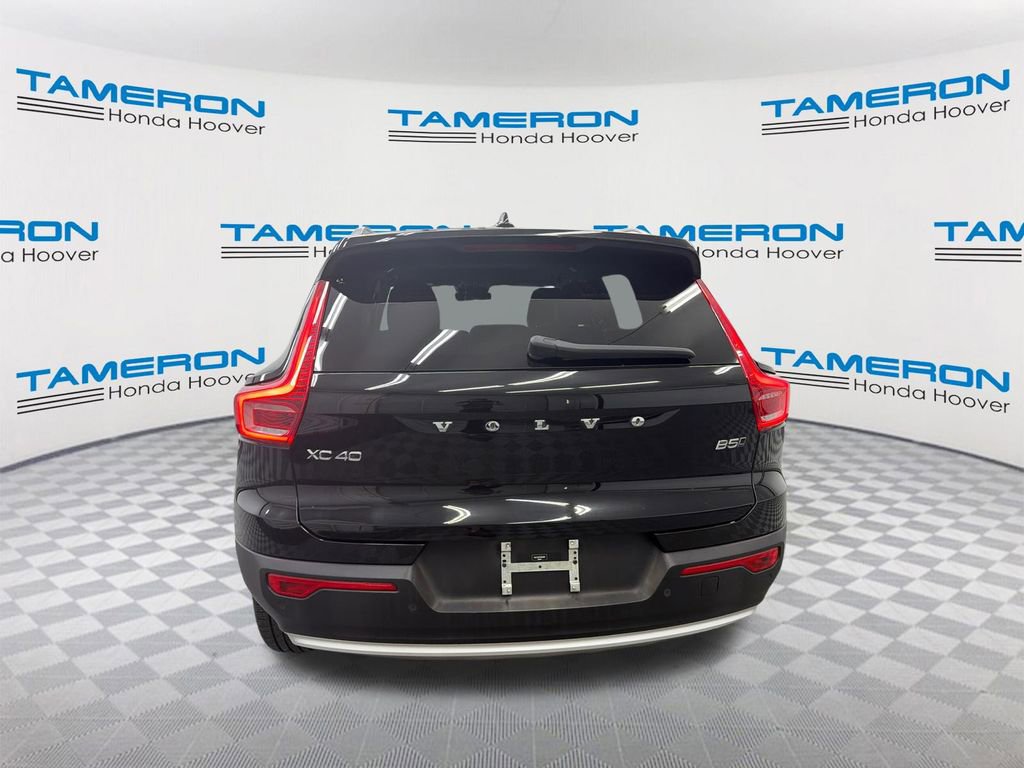 Used 2023 Volvo XC40 B5 Plus image 4