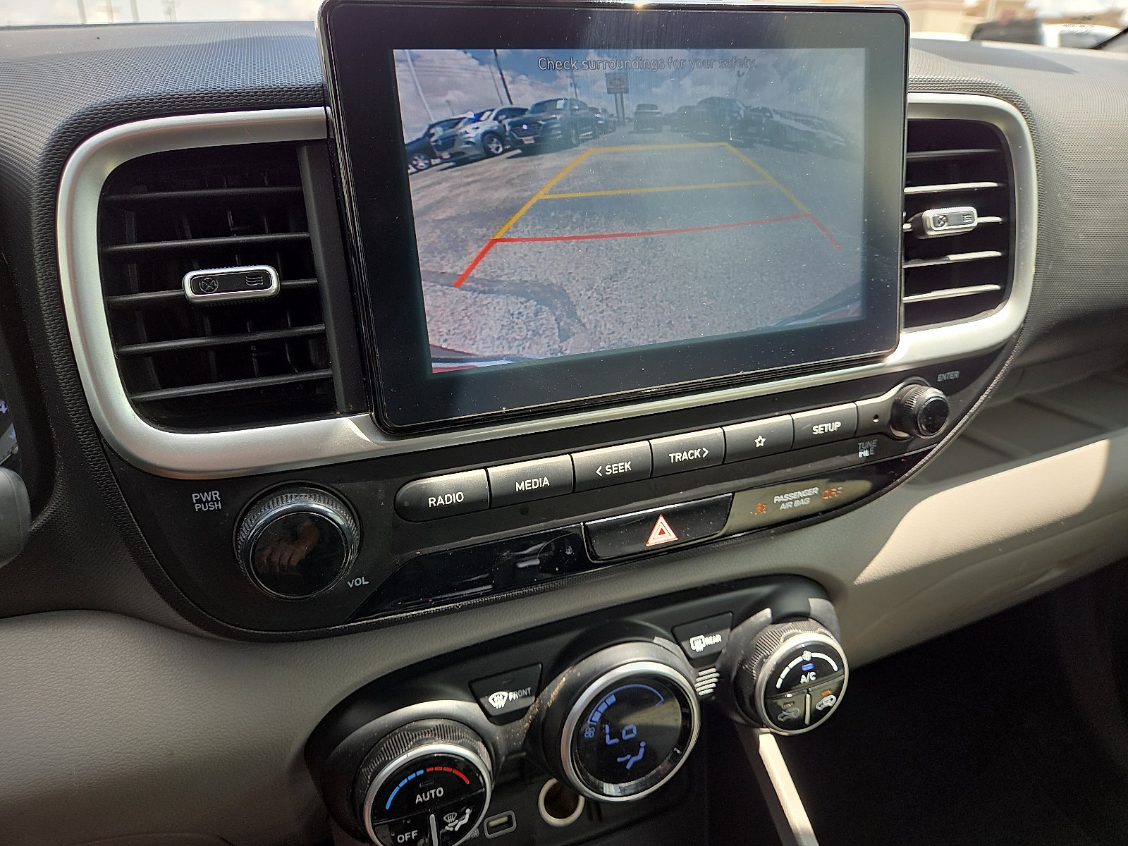 Used 2022 Hyundai Venue SEL FWD image 11