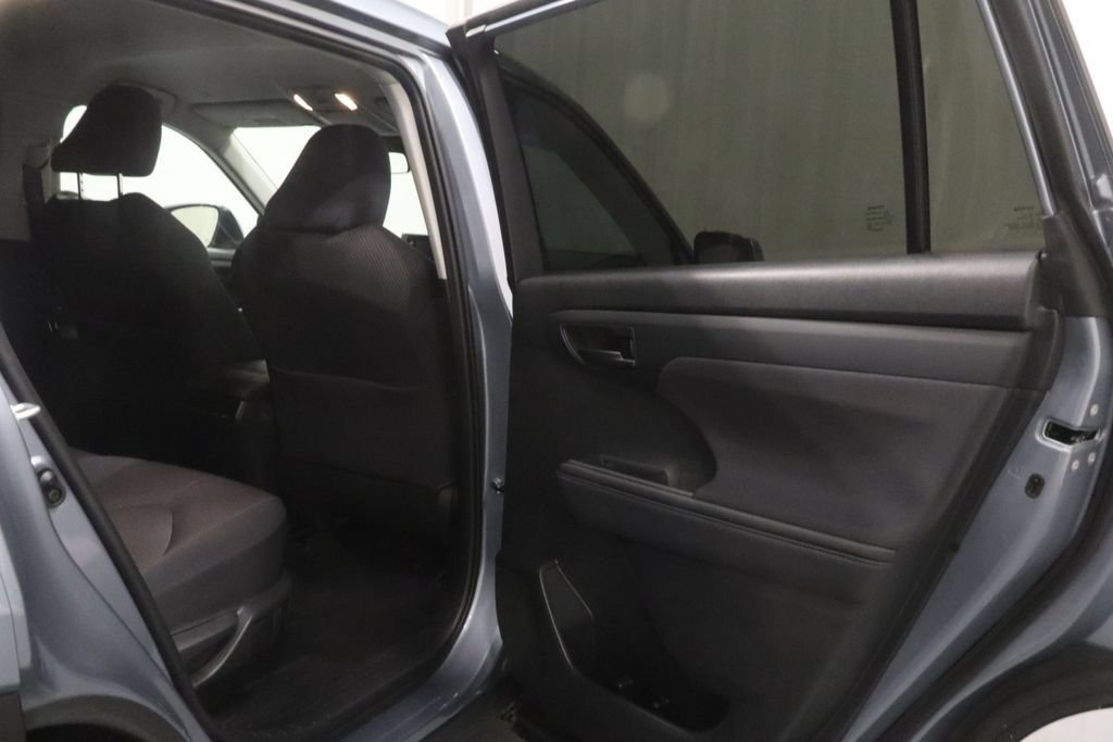 Used 2021 Toyota Highlander LE FWD image 16