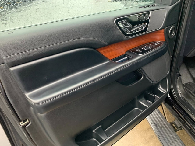 Used 2019 Lincoln Navigator Reserve image 23