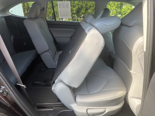 Used 2021 Toyota Highlander XLE AWD/4WD image 26