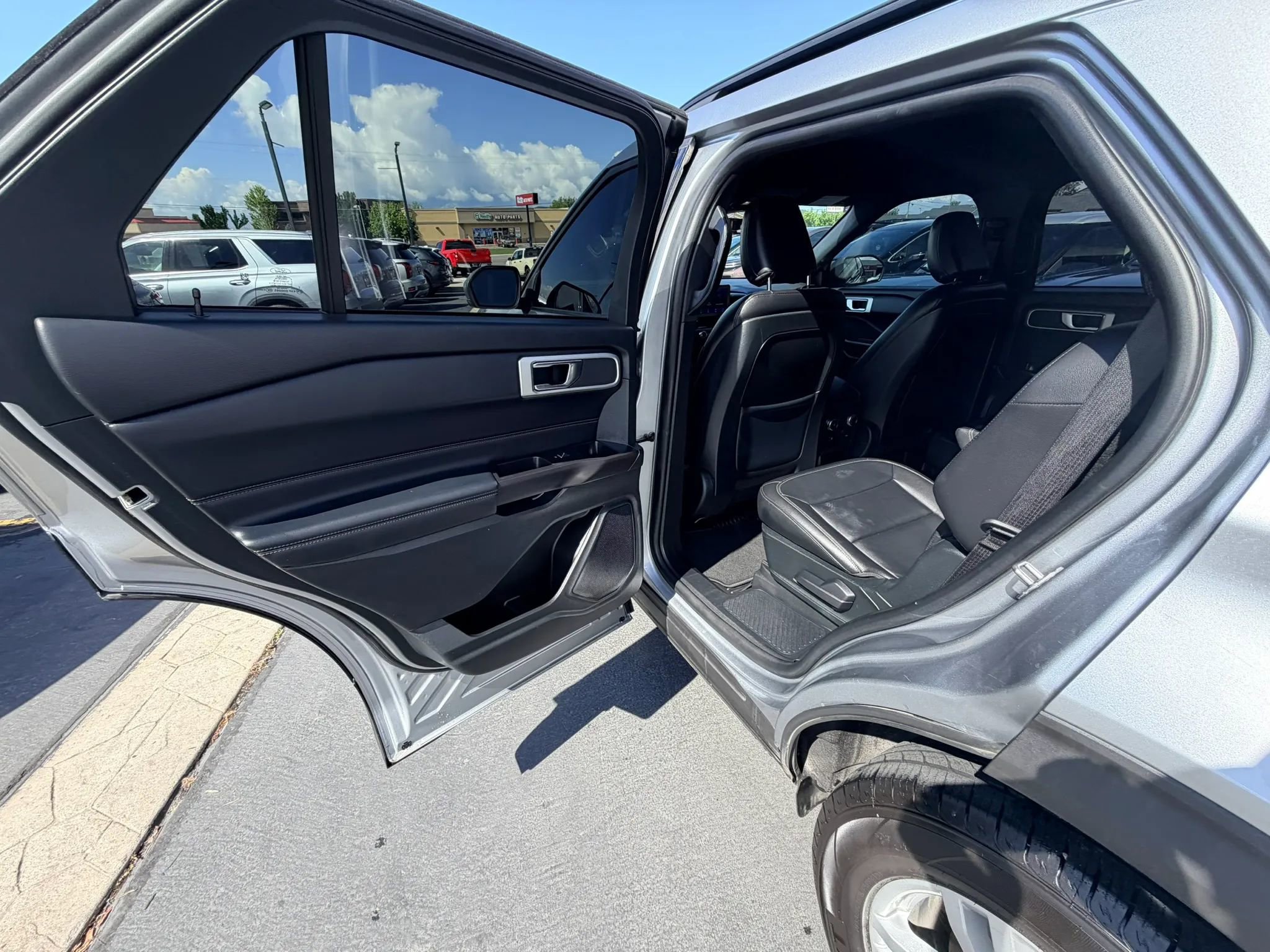 Used 2020 Ford Explorer XLT w/ Equipment Group 202A AWD/4WD image 20