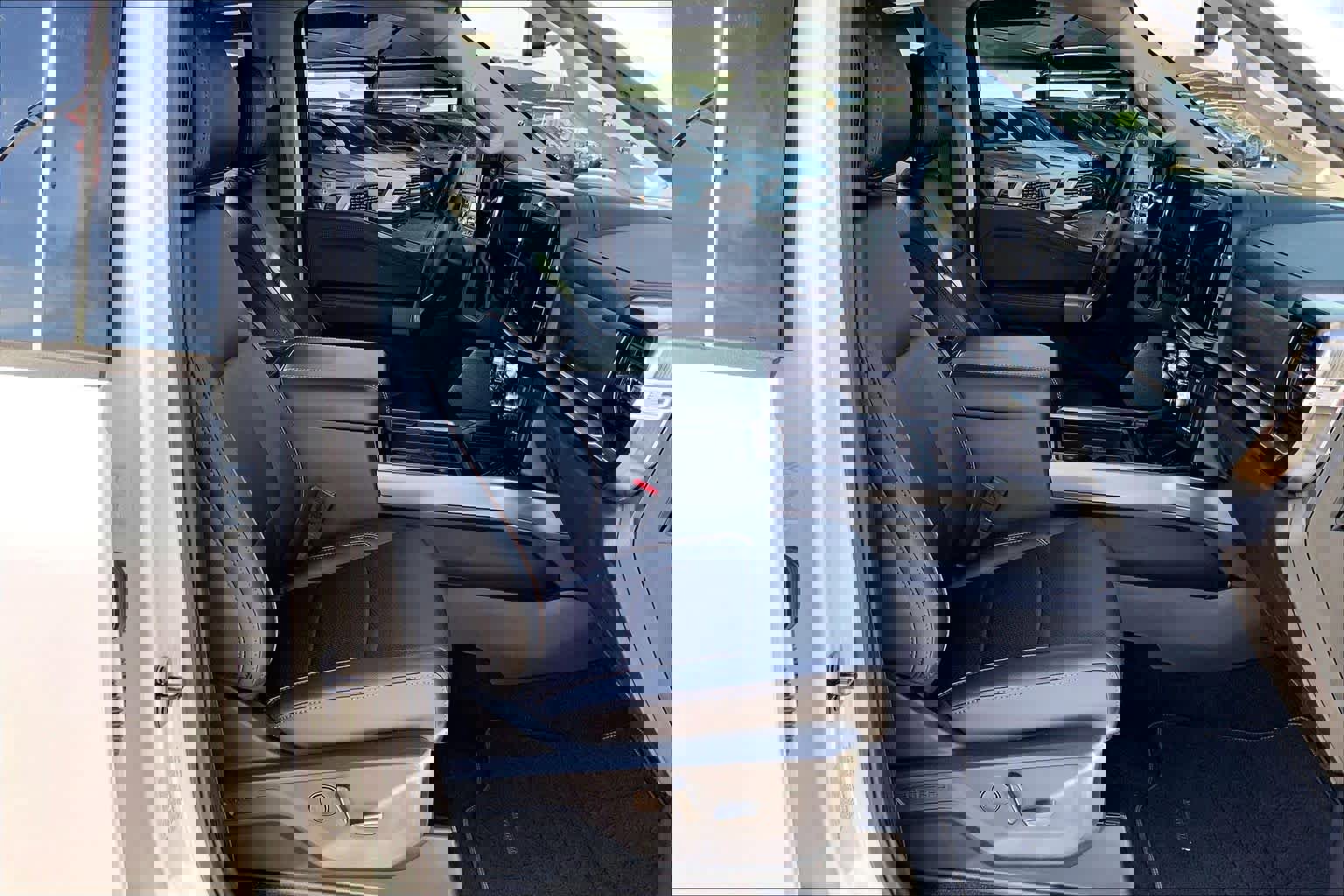 Used 2026 Ford F250 Lariat w/ Tremor Off-Road Package image 9