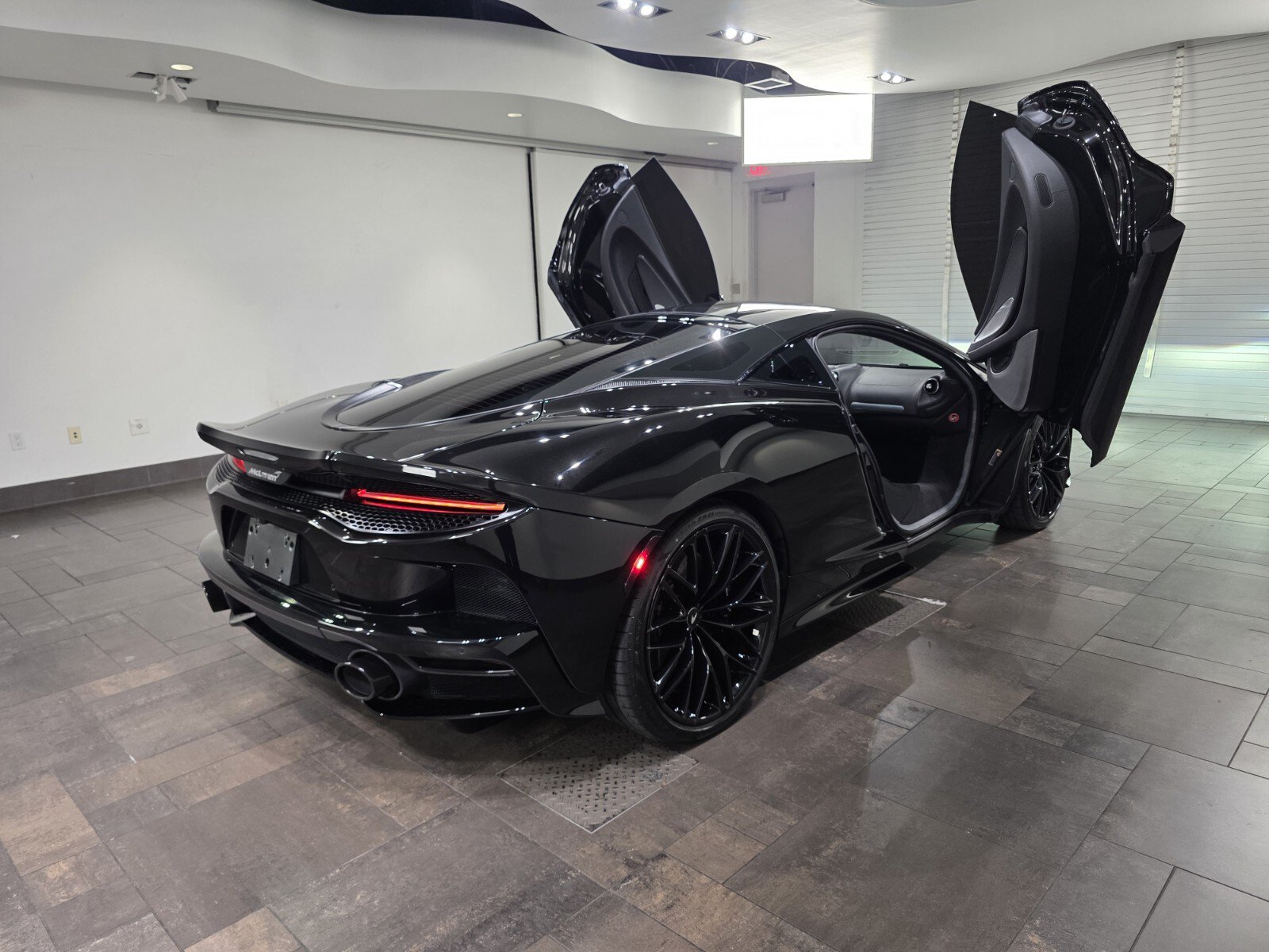 Used 2023 McLaren GT RWD image 23