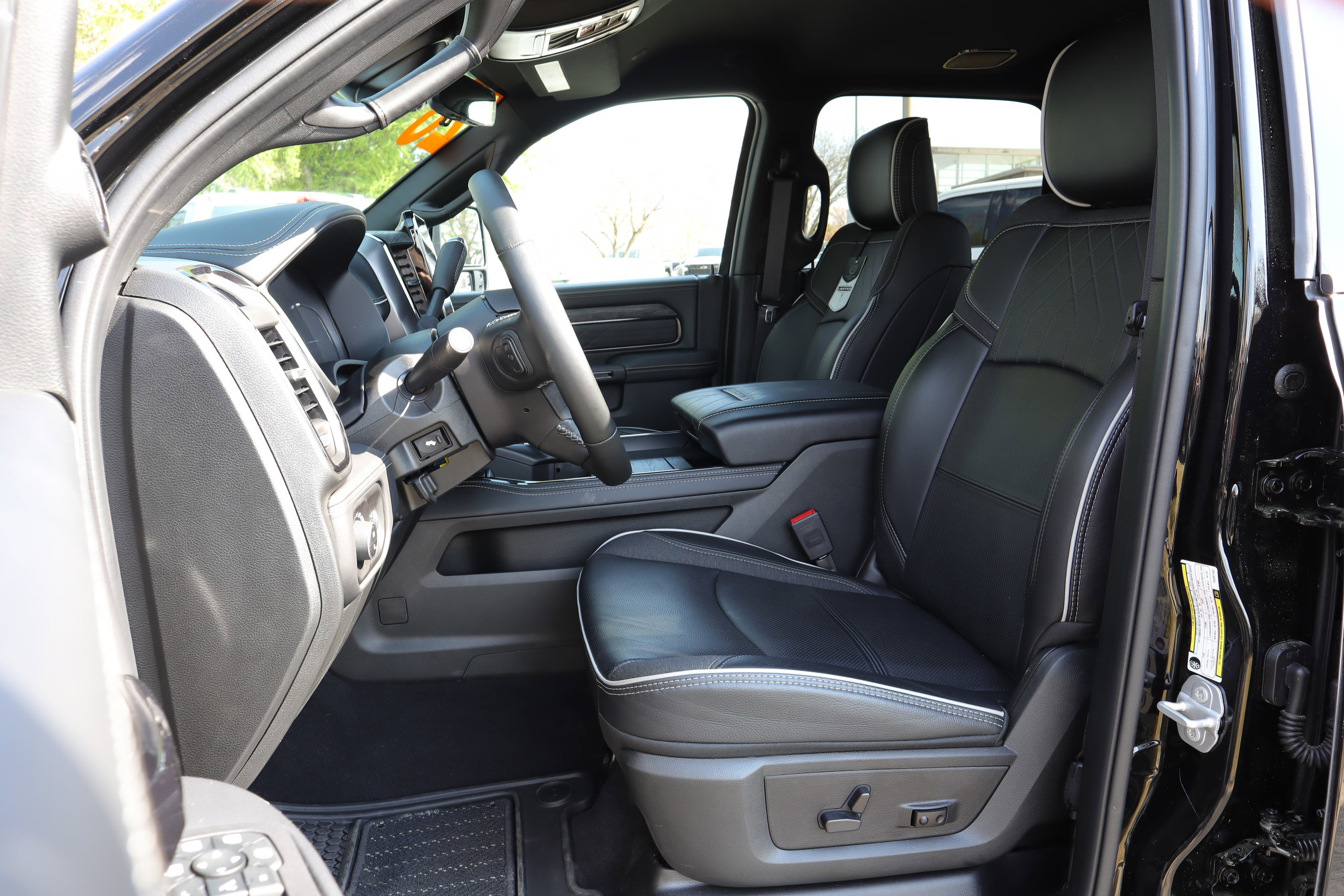 Used 2026 RAM 2500 Limited AWD/4WD image 9