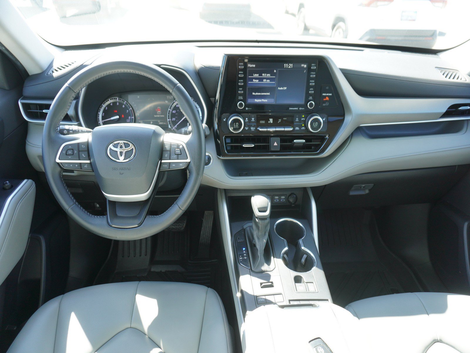 Used 2022 Toyota Highlander XLE AWD/4WD image 2