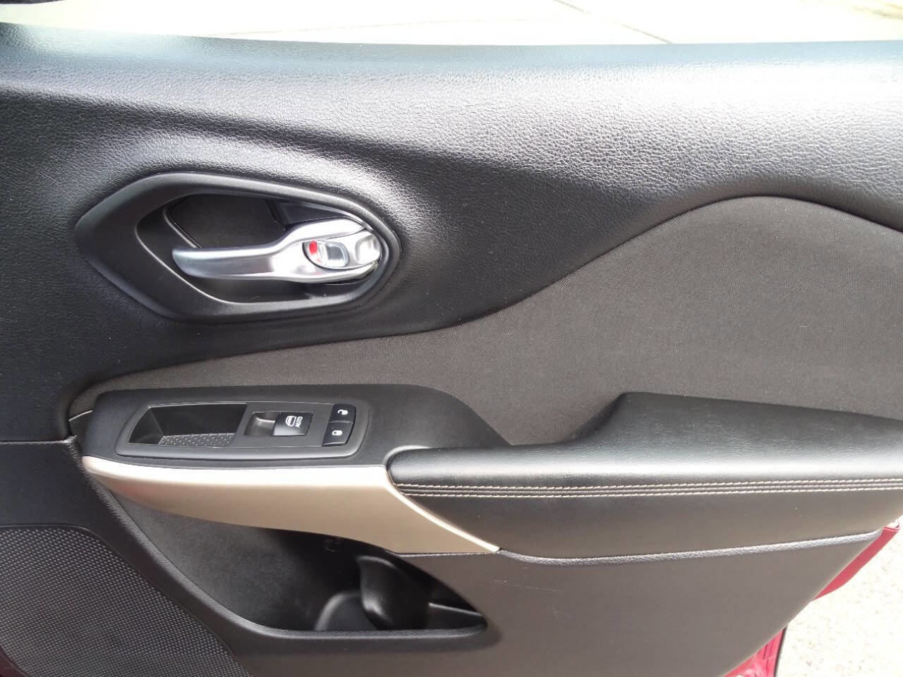 Used 2018 Jeep Cherokee Latitude w/ Quick Order Package 26T image 37