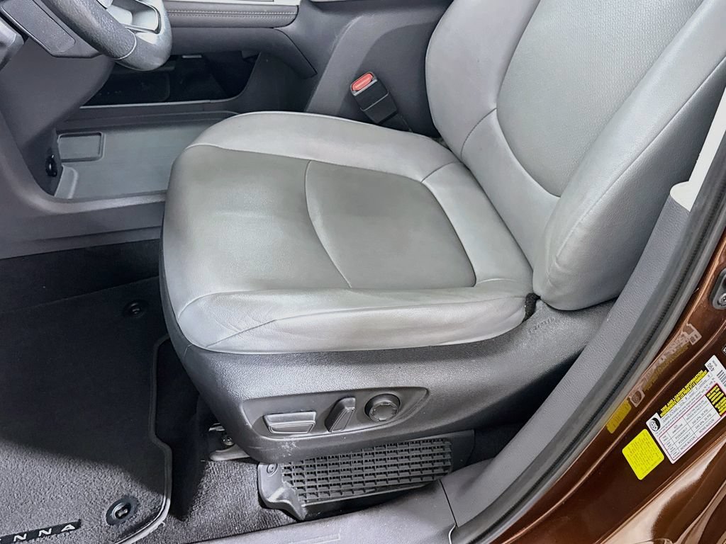 Used 2022 Toyota Sienna XLE FWD image 18