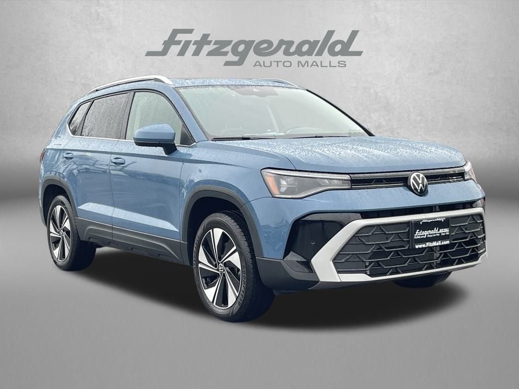Used 2025 Volkswagen Taos SE AWD/4WD image 1
