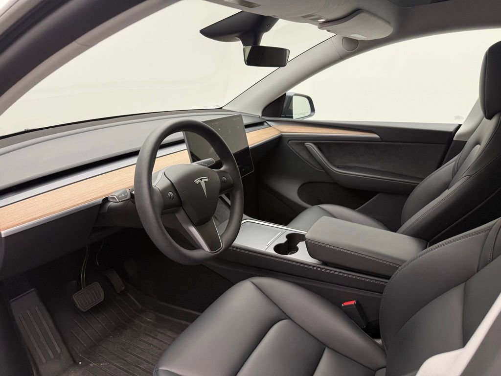 Used 2025 Tesla Model Y Long Range image 4