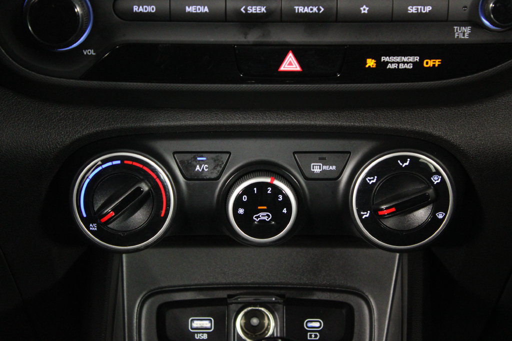 Certified 2025 Hyundai Venue SE FWD image 22