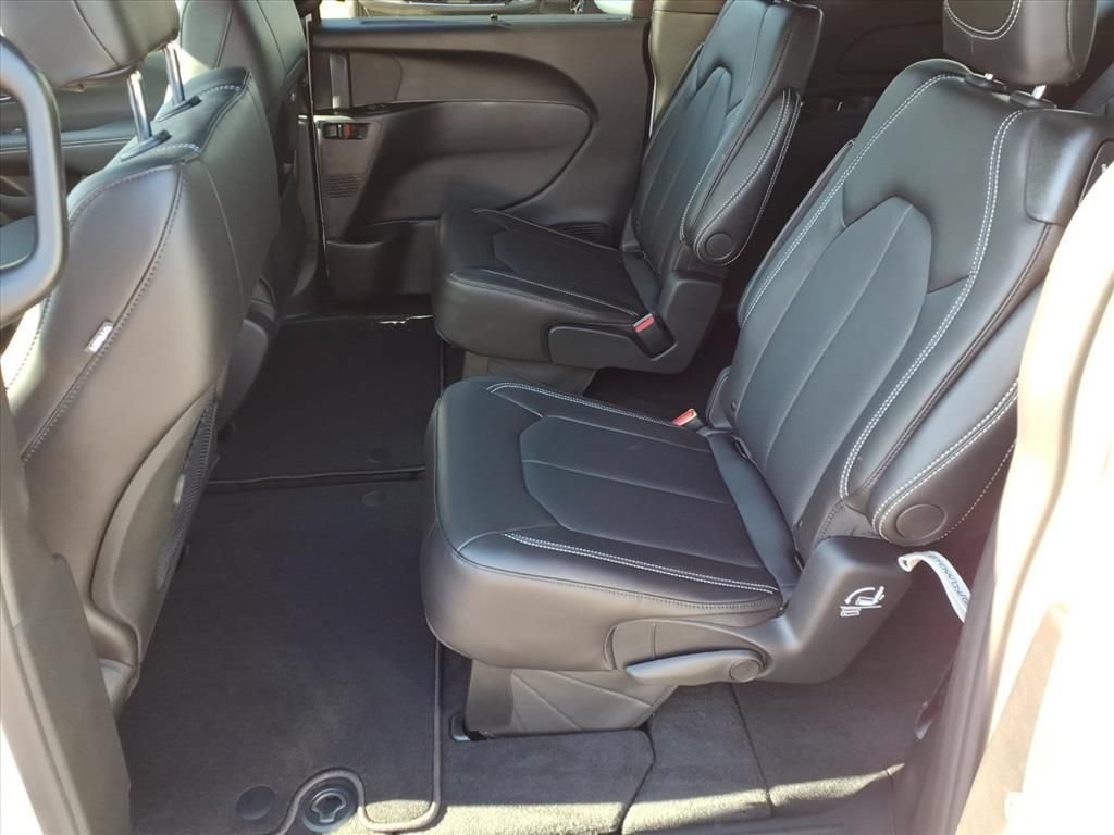 New 2026 Chrysler Pacifica Select w/ S Appearance Package FWD image 12