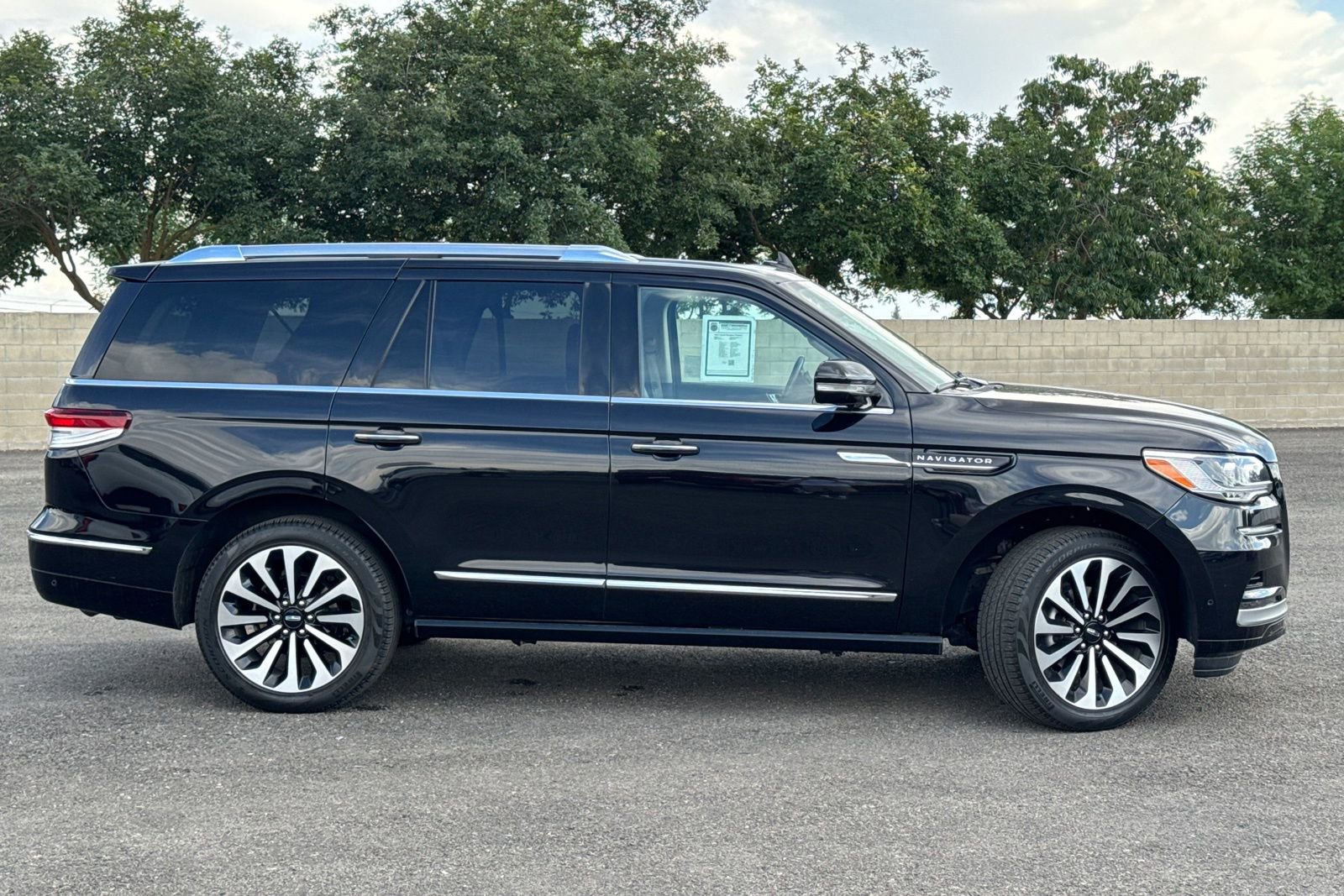 Used 2024 Lincoln Navigator Reserve AWD/4WD image 2
