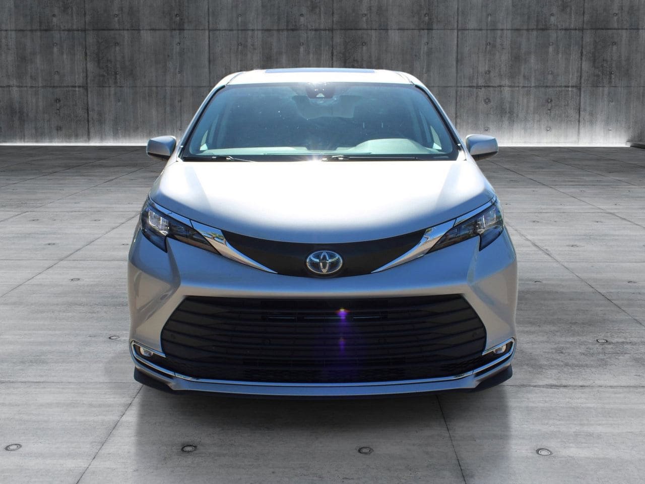 Used 2024 Toyota Sienna XLE FWD image 8
