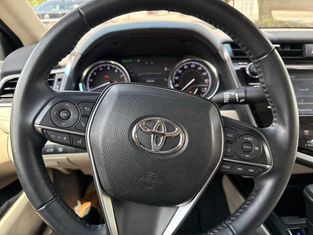 Used 2018 Toyota Camry XLE image 16
