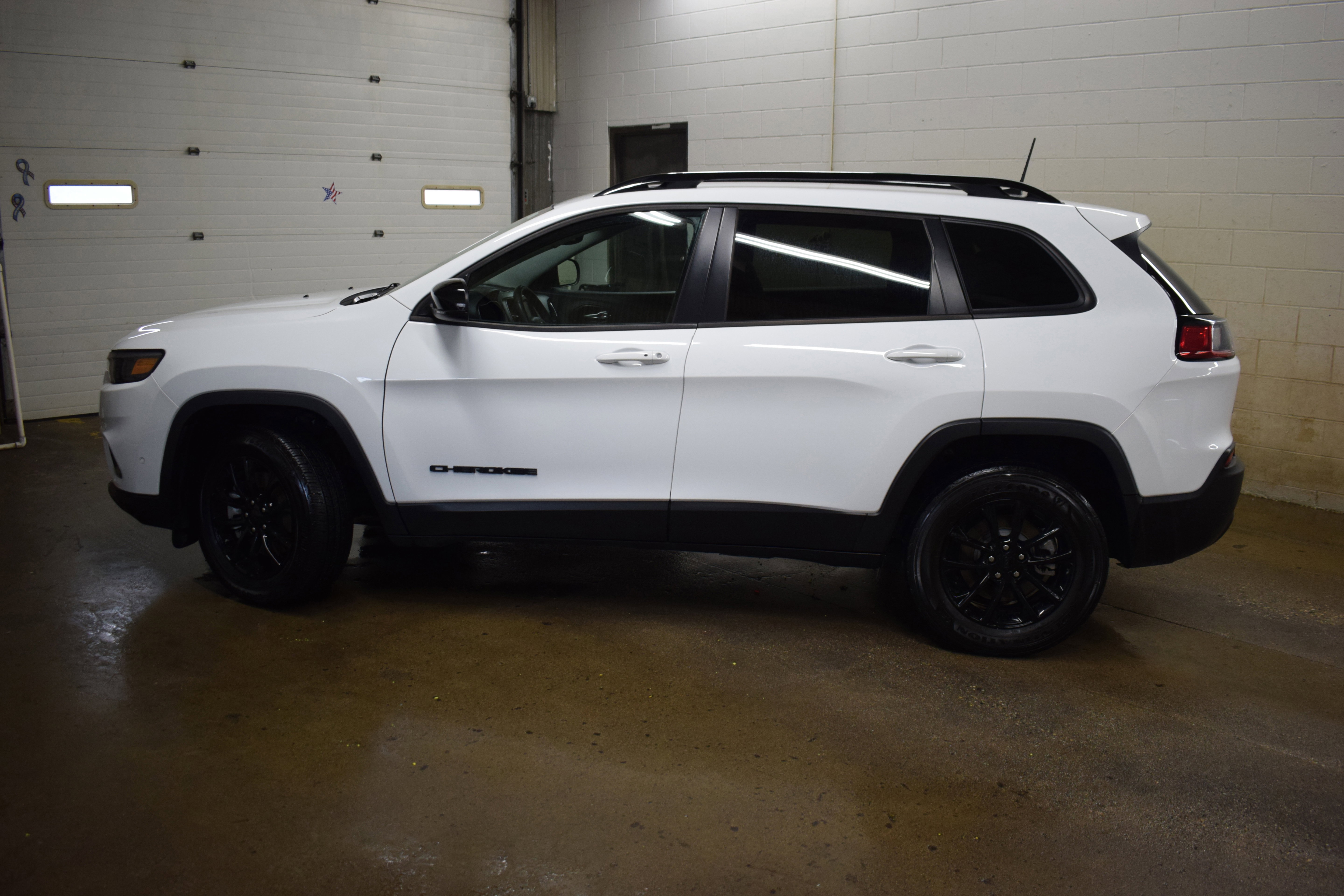 Used 2023 Jeep Cherokee Altitude Lux image 3