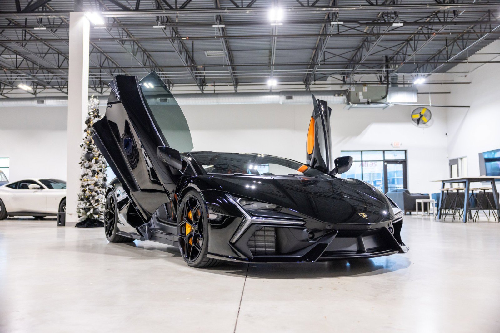 Used 2025 Lamborghini Revuelto image 3