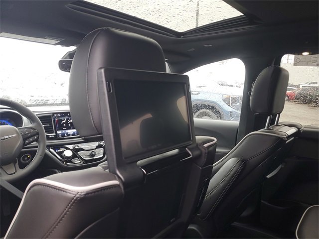 New 2026 Chrysler Pacifica Limited w/ Uconnect Theater Family Group image 12