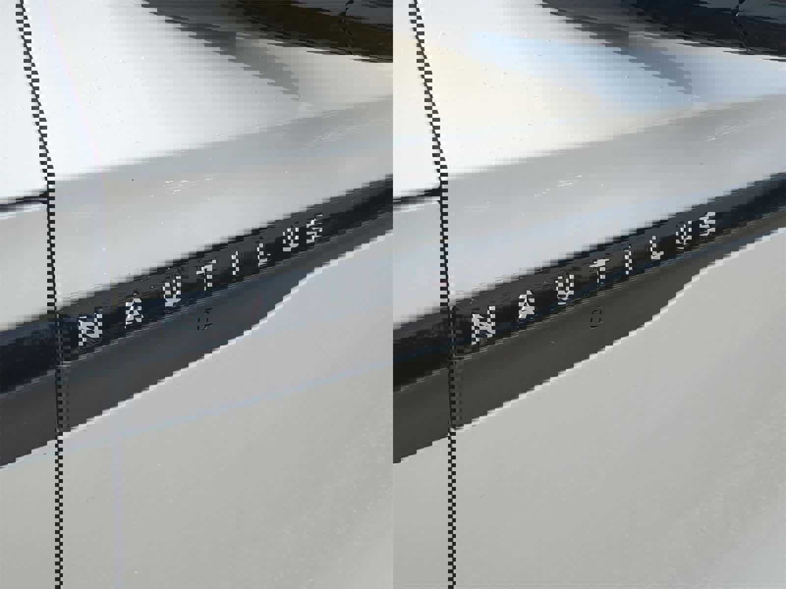 Used 2025 Lincoln Nautilus Reserve w/ Jet Appearance Package image 13