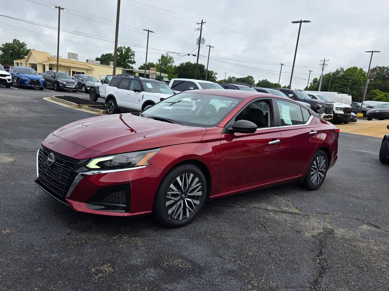 Used 2025 Nissan Altima 2.5 SV FWD image 3