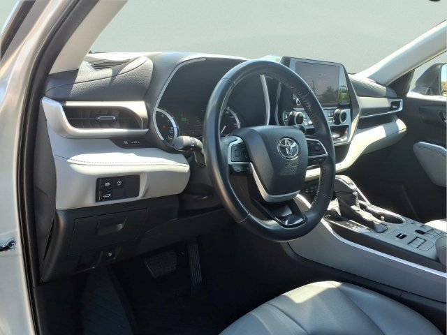 Used 2023 Toyota Highlander XLE AWD/4WD image 13