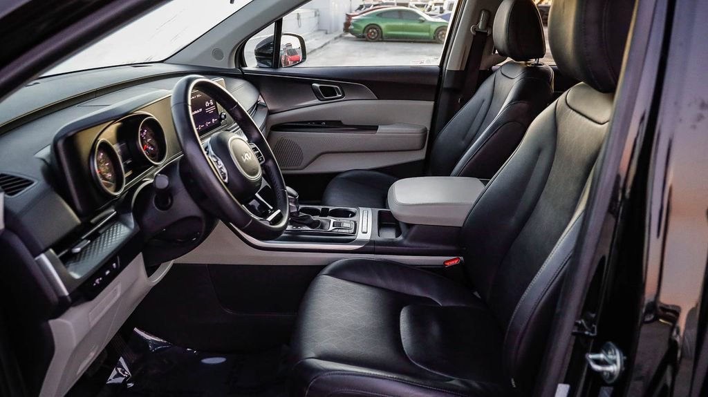 Used 2024 Kia Carnival LX image 21