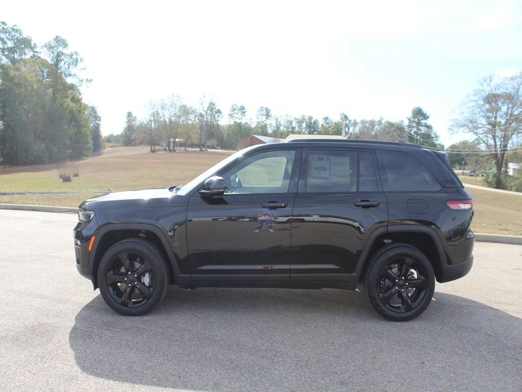 Used 2024 Jeep Grand Cherokee Limited w/ Black Appearance Package image 13
