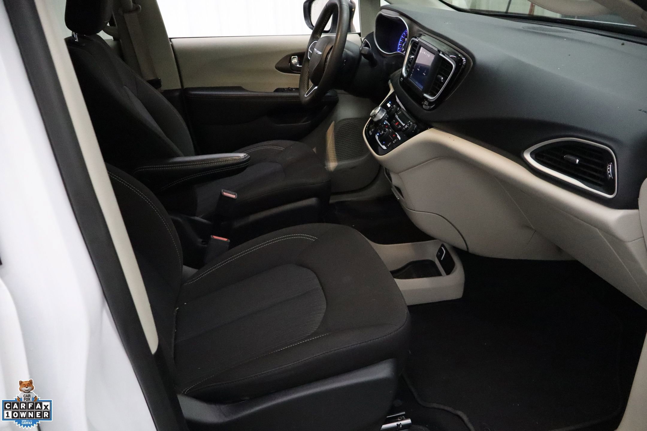 Used 2024 Chrysler Voyager LX image 29