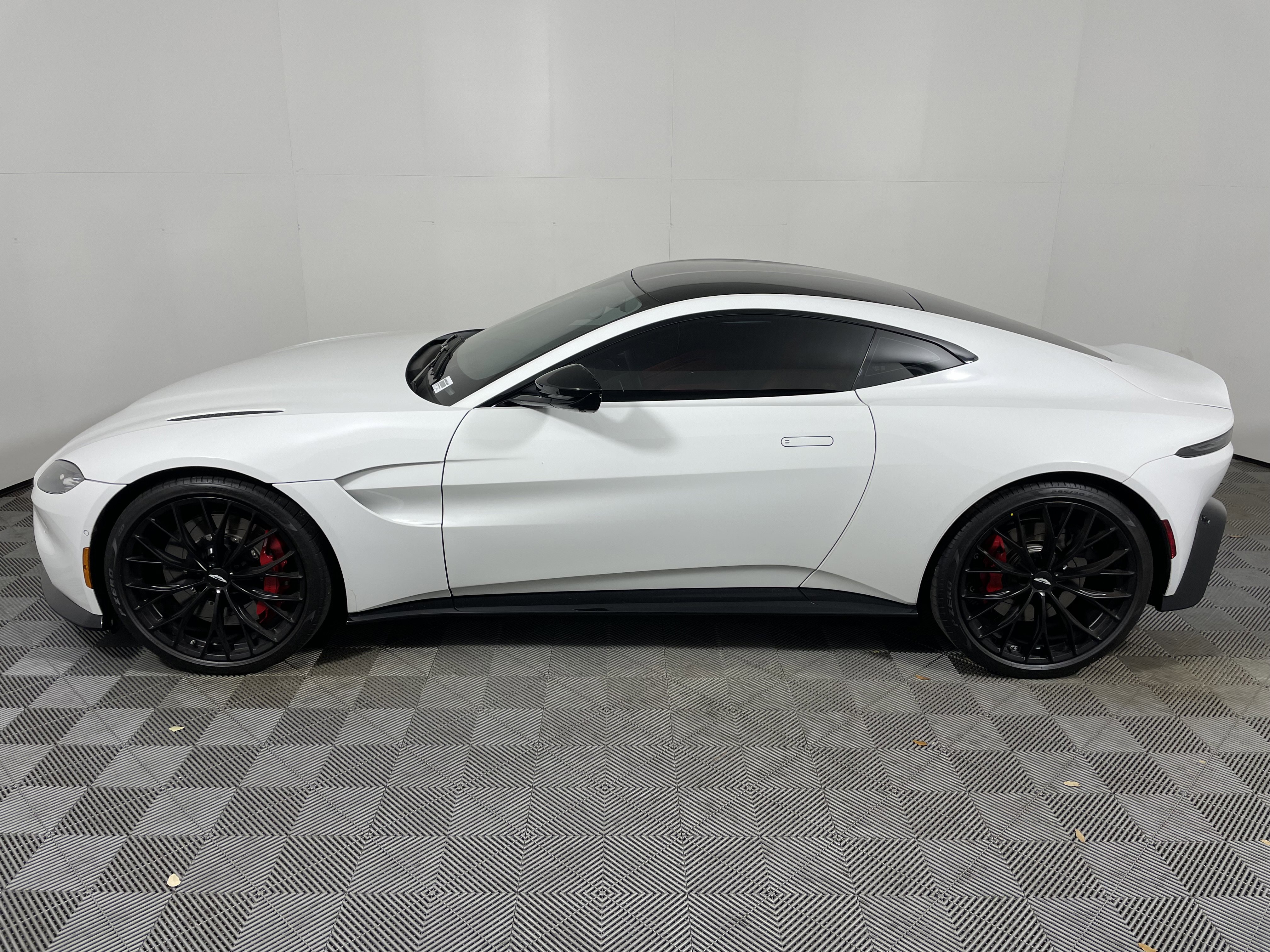 Used 2023 Aston Martin V8 Vantage Coupe image 2