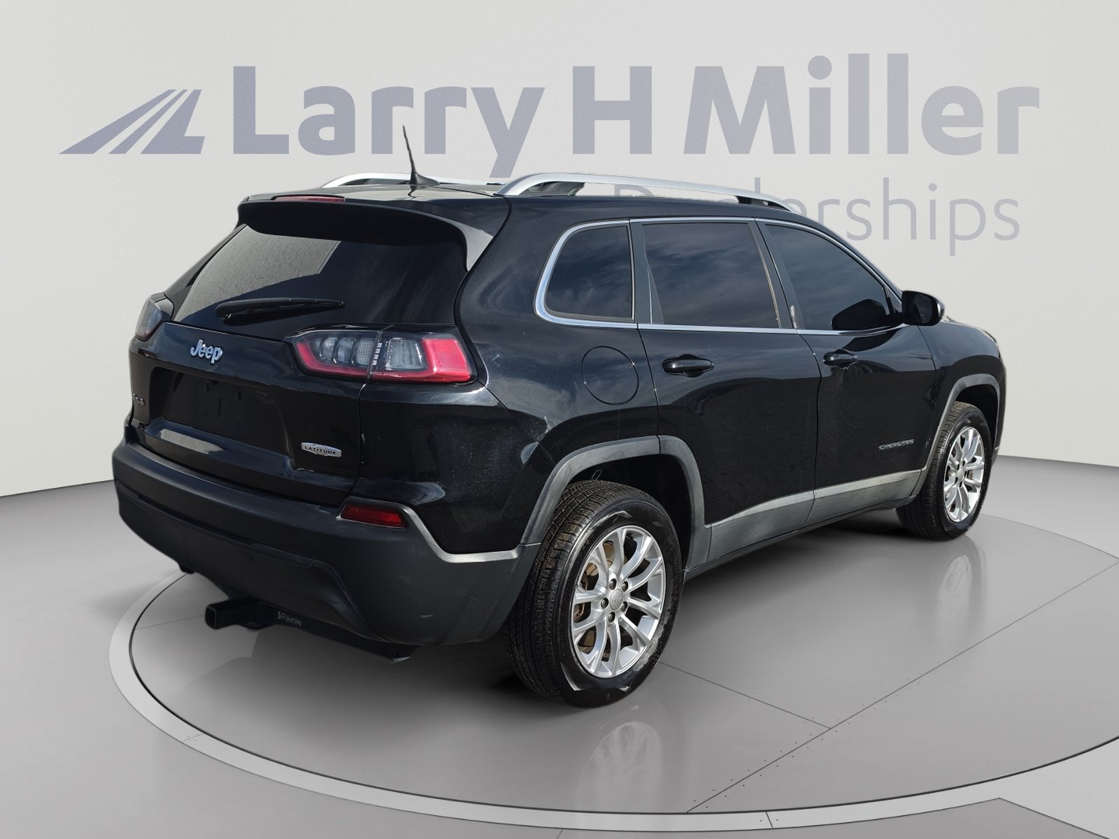 Used 2019 Jeep Cherokee Latitude w/ Cold Weather Group AWD/4WD image 5