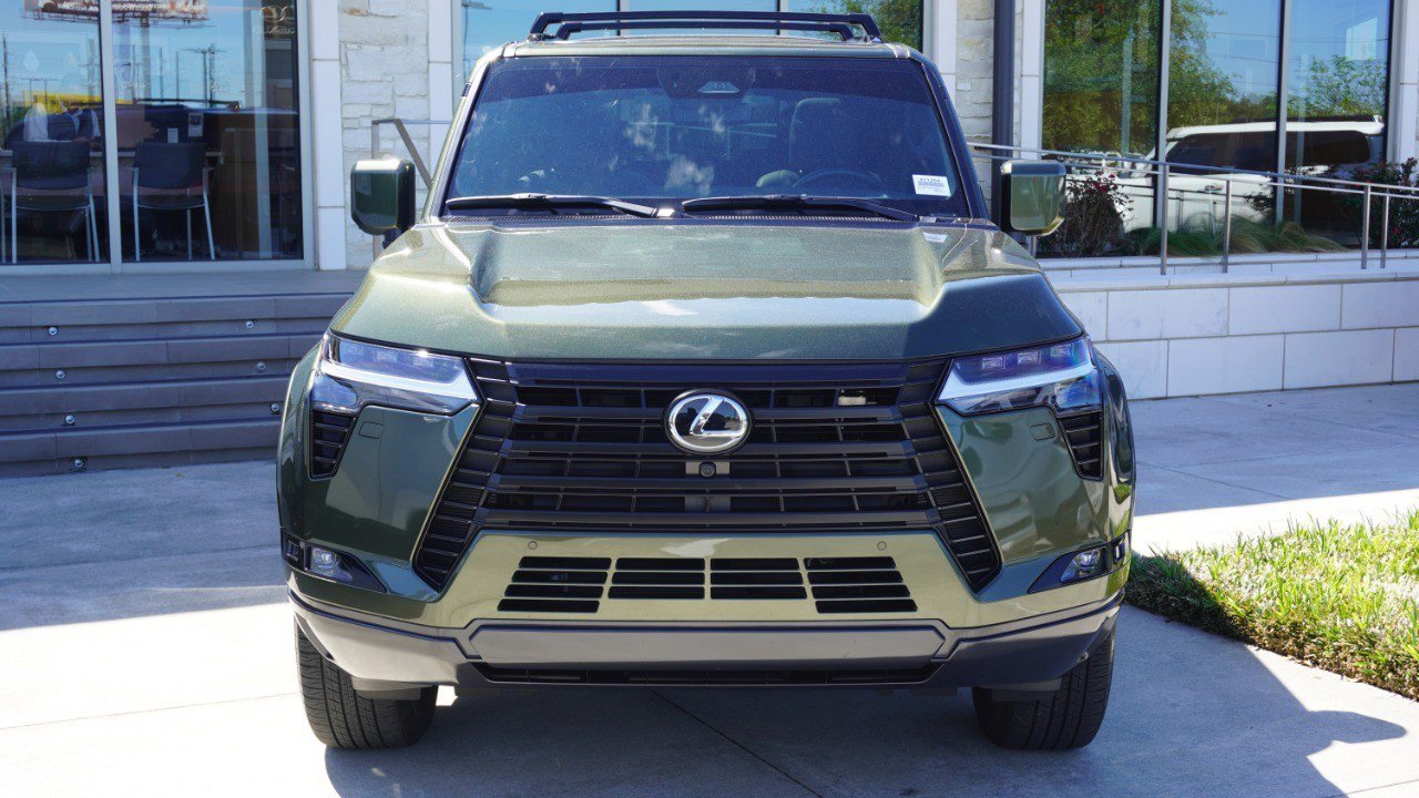 Used 2025 Lexus GX 550 w/ Accessory Package (2T) AWD/4WD image 2