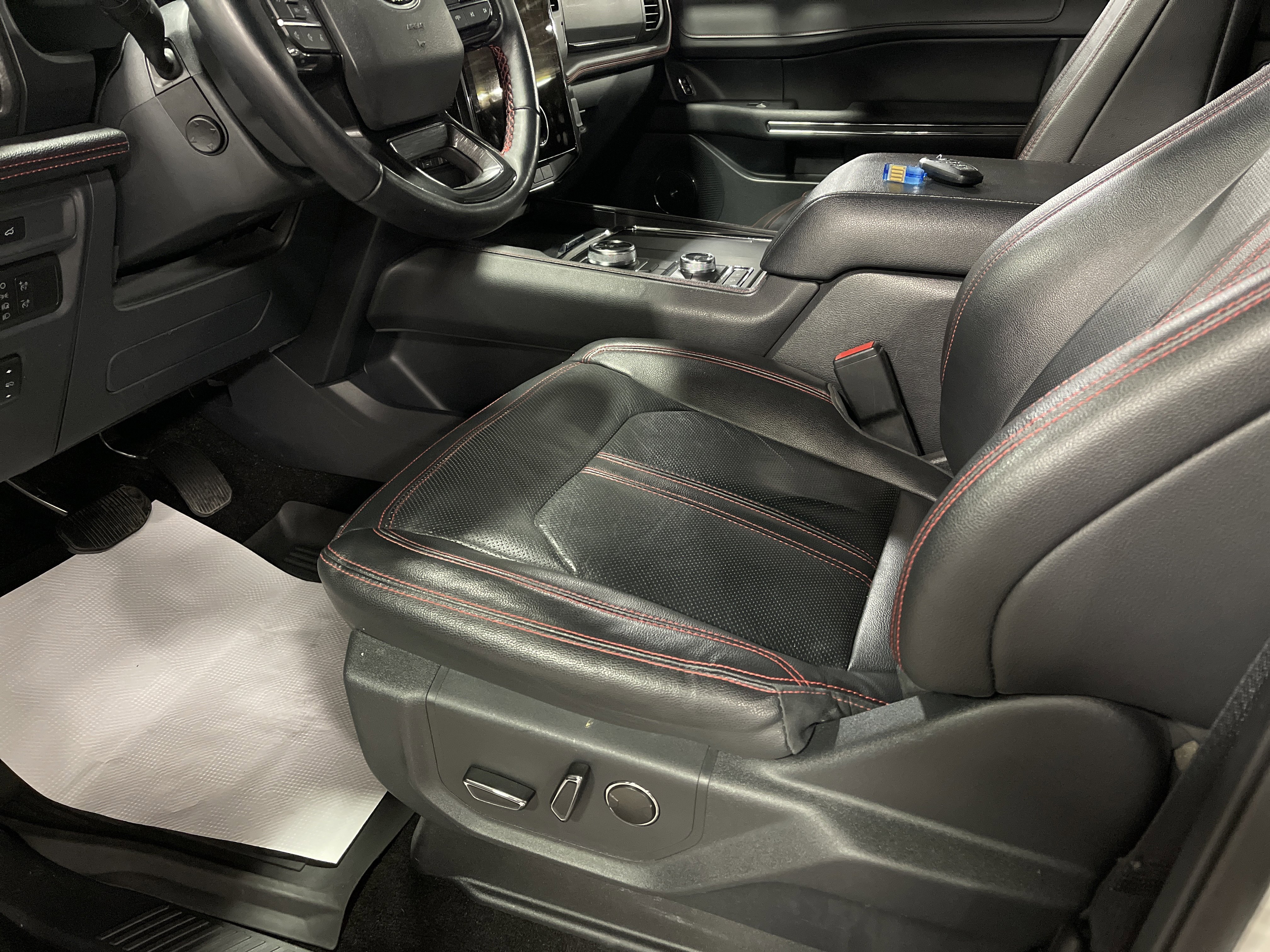 Used 2022 Ford Expedition Max Limited image 10