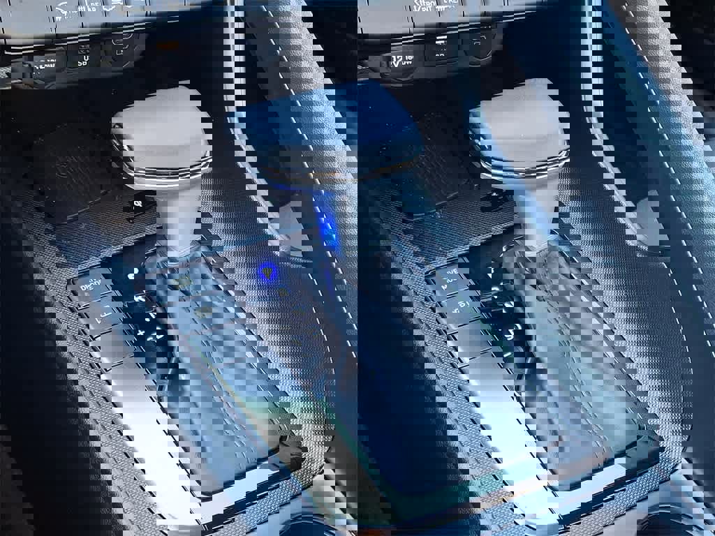 Used 2025 Hyundai Elantra Sport image 14